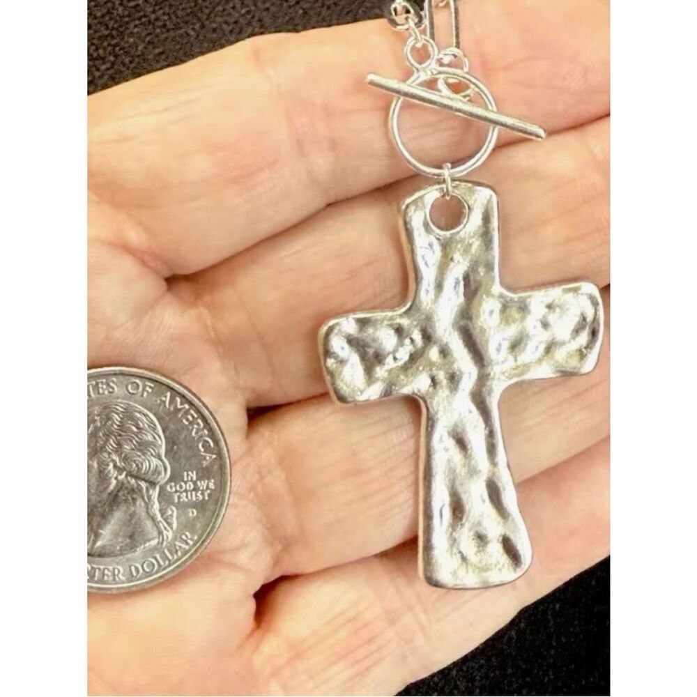 🩶 Hammered Cross Pendant Toggle Clasp Necklace - Silver Tone Paperclip Chain 🩶 - Picture 6 of 9